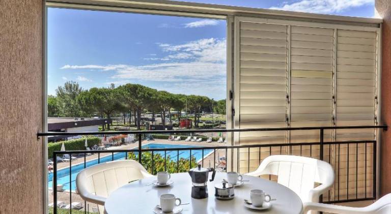 Serviced apartment with terrace, garden & pool — photo 3