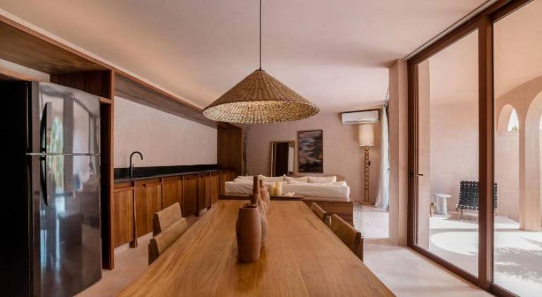 Serviced apartment with pool, yard & hot tub — photo 3