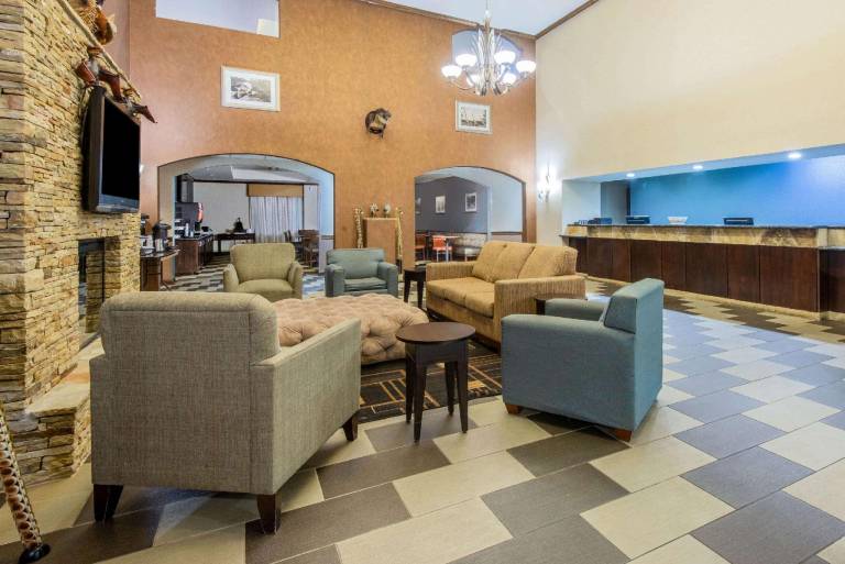 La Quinta Inn & Suites by Wyndham Glen Rose — photo 3