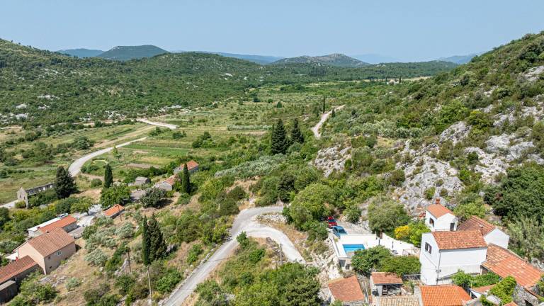 Villa with private pool, barbeque & yard — photo 3