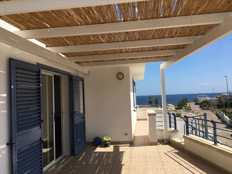 Holiday apartment with garden & patio | City view — photo 3