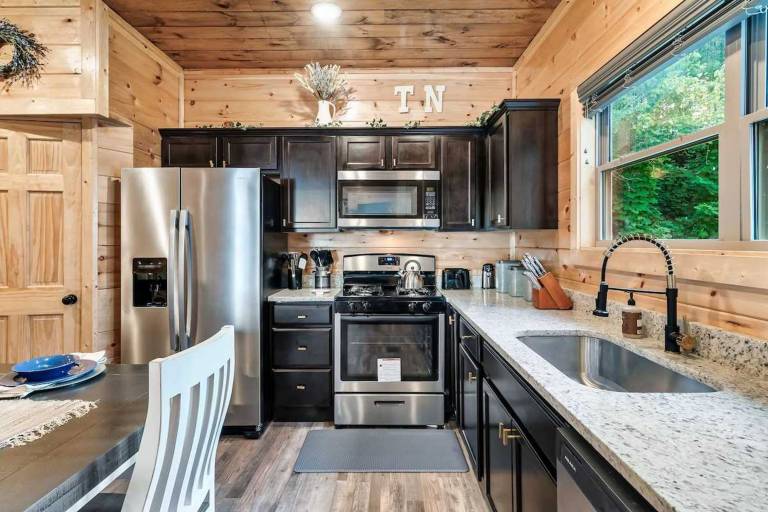 Modern 5 bedroom cabin close-Dollywood game room — photo 2