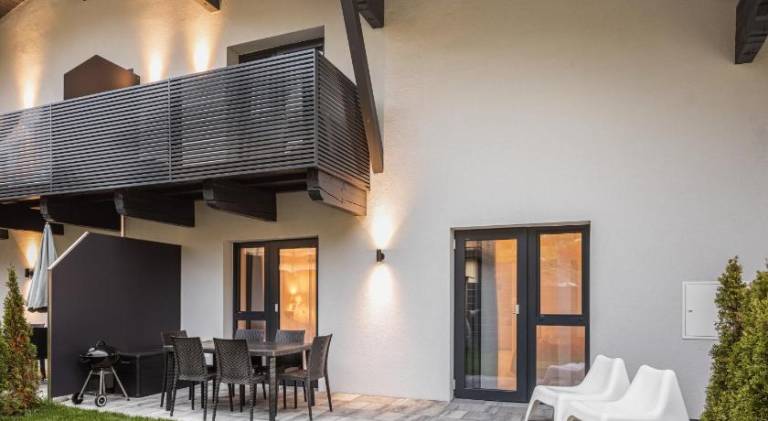 Rental apartment with patio, yard & barbeque — photo 3