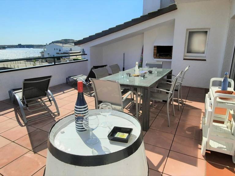 Beachfront Penthouse in Central Sant Carles, Llançà - Stunning Views, Terrace, Pet-Friendly — photo 3