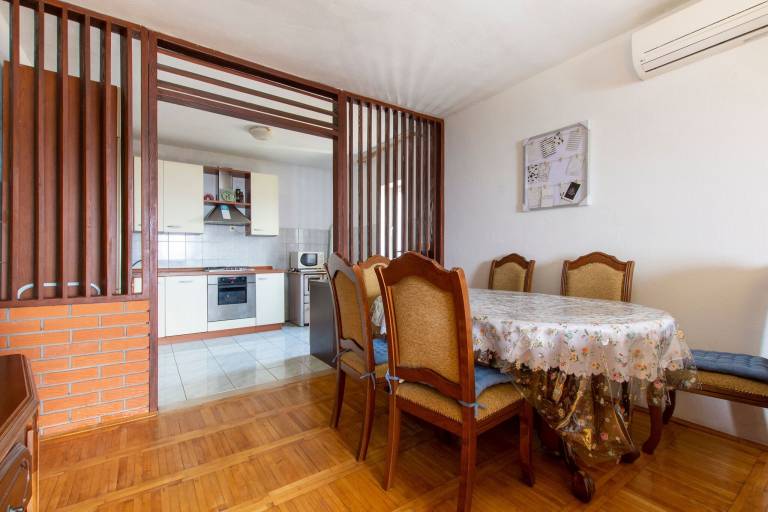 Apartment with patio — photo 3