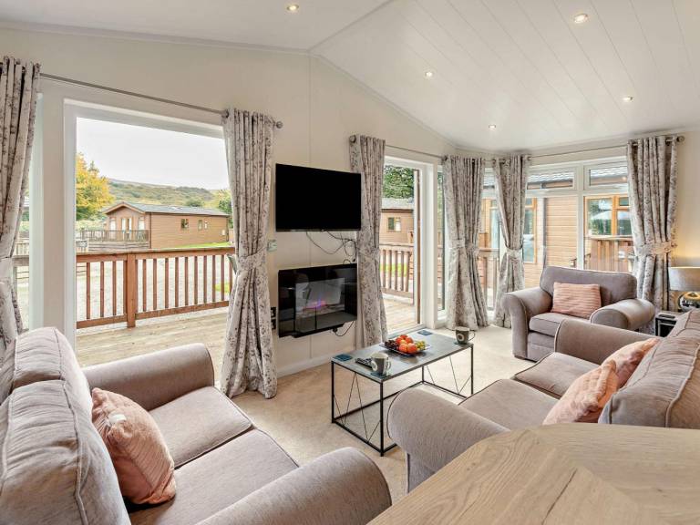 Lodge with patio, yard & hot tub — photo 4