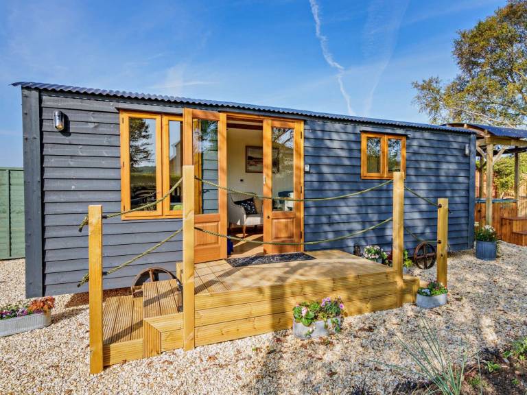 Lovely cottage with hot tub, garden & sauna | Pets are welcome — photo 2