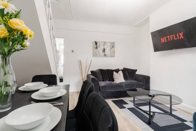 homey stay prime anfield spot fast wifi