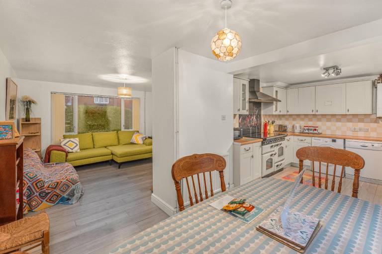 Vacation home with grill & yard in Bicester