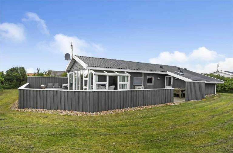 Fully equipped nice house with sauna, barbeque & hot tub | Pet-friendly in Harboore