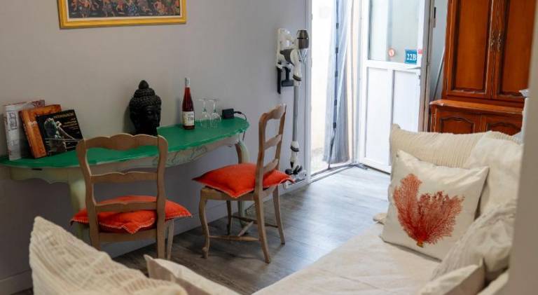 Apartment with private pool, yard & barbeque — photo 2