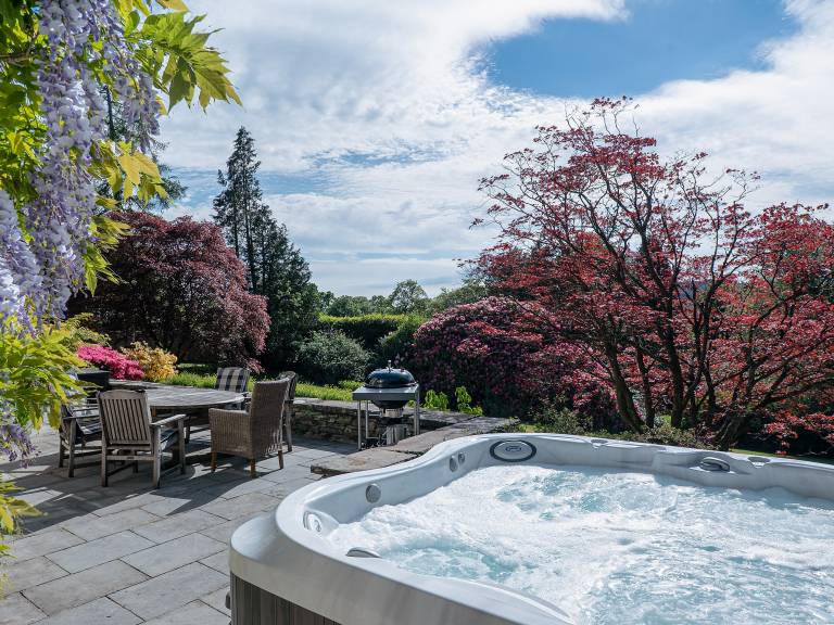 Cottage with grill, yard & jacuzzi — photo 2