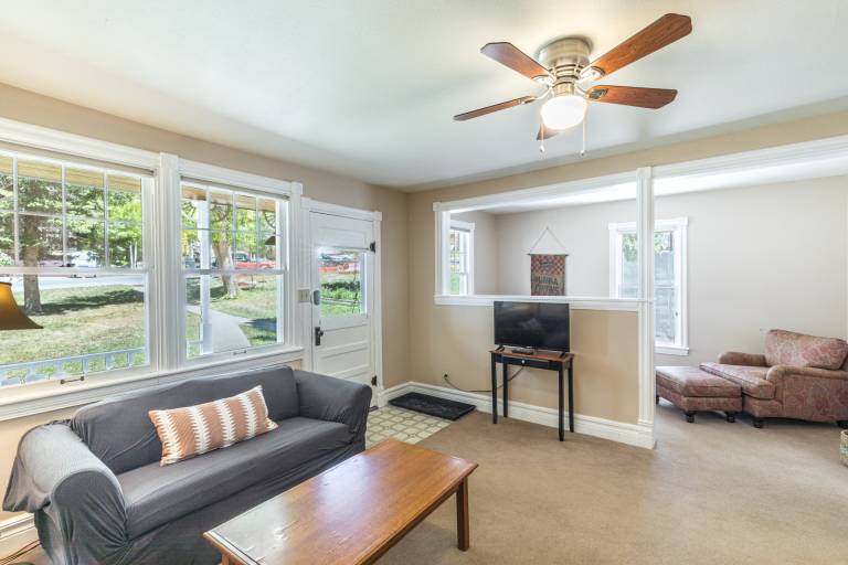 Cozy Downtown Pet Friendly Home with Fiber Internet! Fenced Outdoor Area! — photo 2