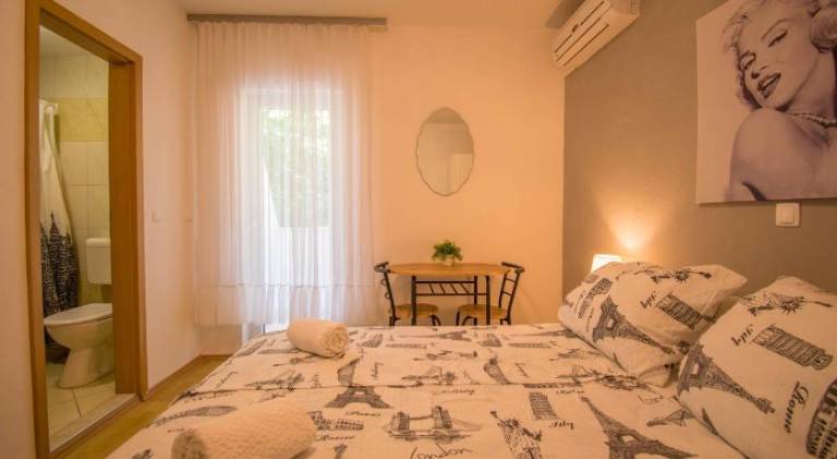 Apartment with 1 room for 2 persons in Brela