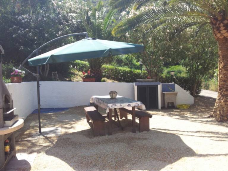 Apartment with BBQ & yard — photo 5