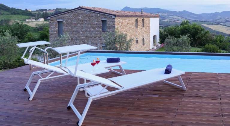 Holiday apartment with pool & hot tub in Fabriano