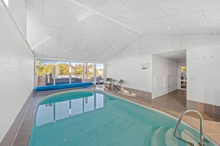 House with patio, sauna & jacuzzi — photo 2
