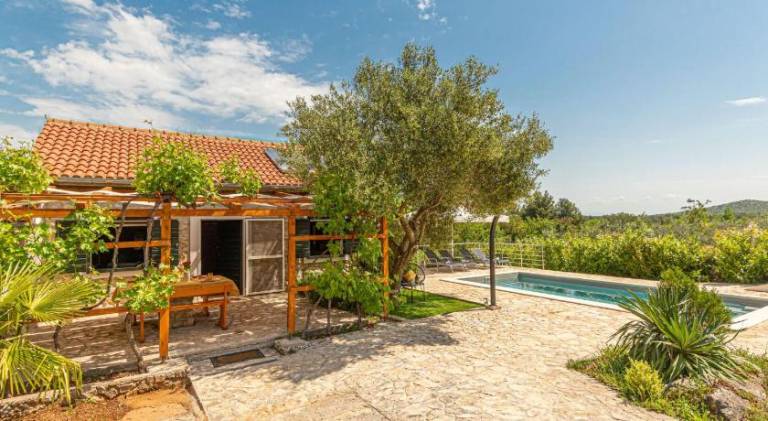 Vacation home with pool | Pets are welcome — photo 4