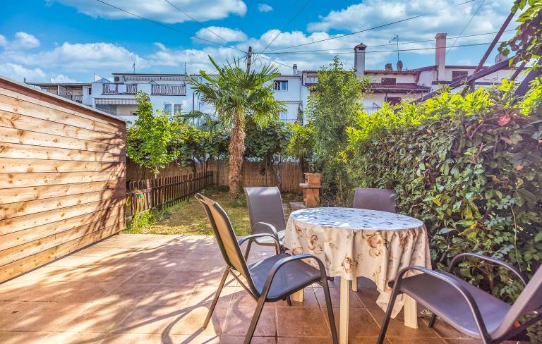 Rental apartment with patio, barbeque & yard — photo 3