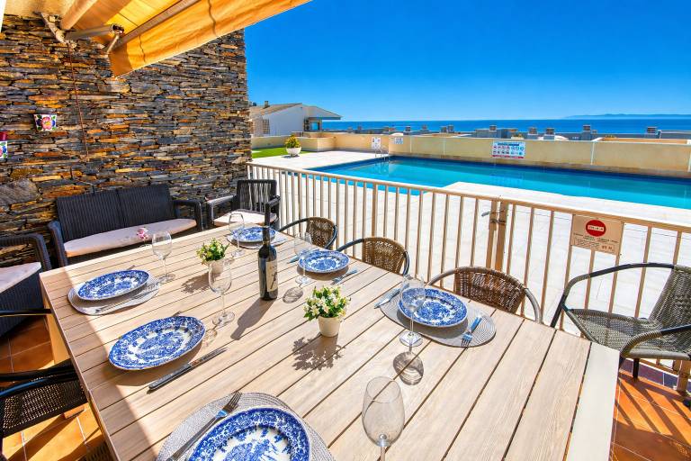 Holiday apartment with grill, yard & patio in Roses