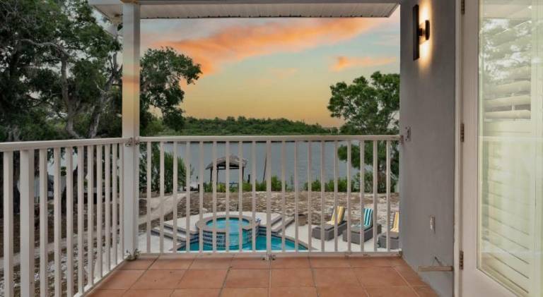 House with pool — photo 5