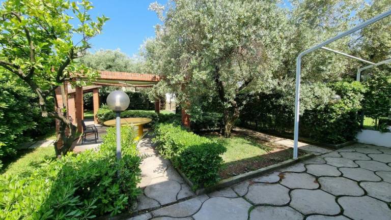 Villa with barbeque & yard | Garden view — photo 3