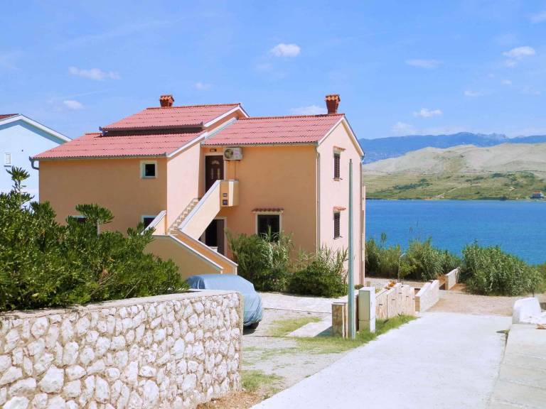 Holiday apartment with yard & barbeque in Zadar
