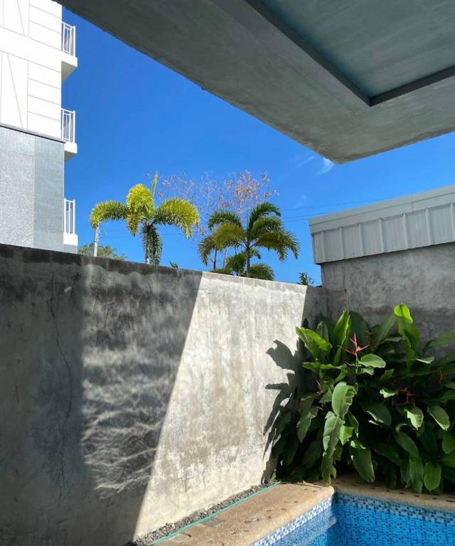 Villa with yard, pool & grill — photo 2