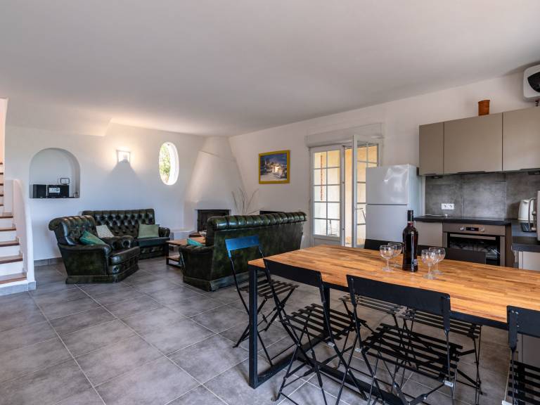 Vacation home with patio, grill & yard | Sea view — photo 4