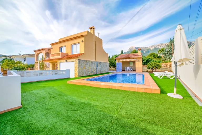 Villa with barbecue, yard & patio — photo 3