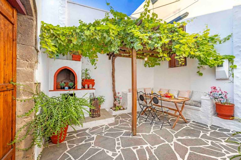 Vacation home with yard & fast internet in Rhodes