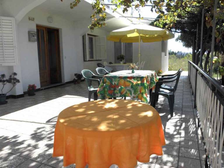 Holiday apartment with terrace and air conditioning — photo 4