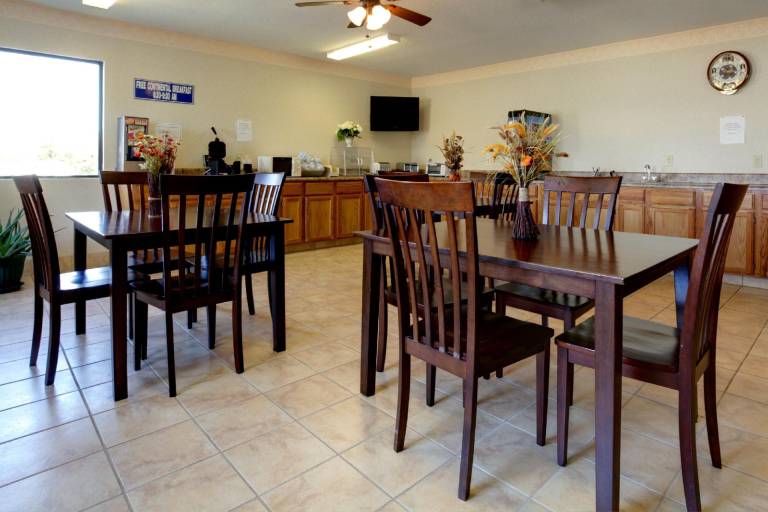 Americas Best Value Inn & Suites Macon at Eisenhower Pkwy — photo 3
