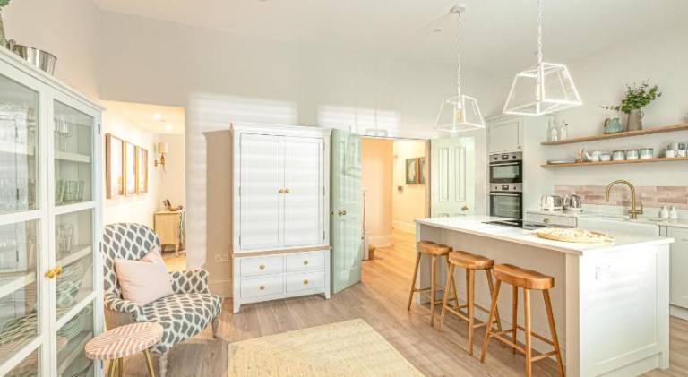 The Shell House (Sleeps 12 - 5 mins to Beach) in Bournemouth