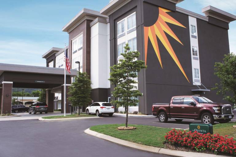 La Quinta Inn & Suites by Wyndham Chattanooga - Lookout Mtn in Chattanooga, TN