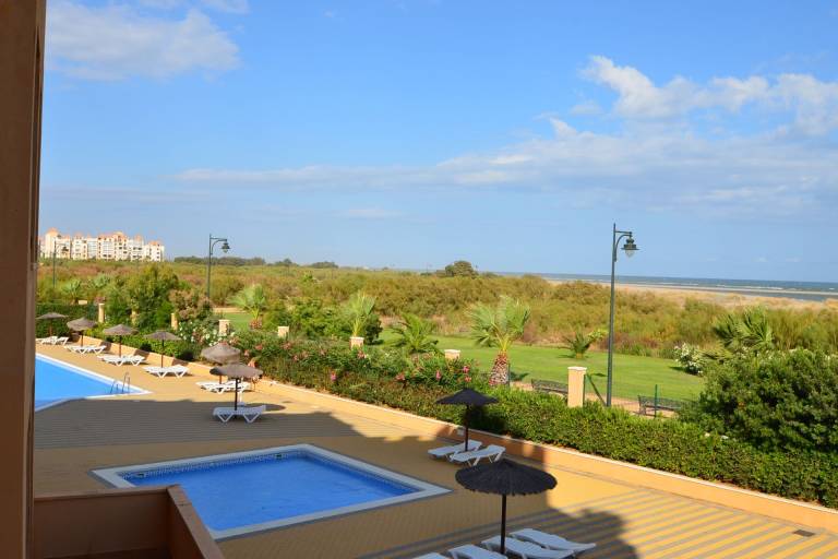 Holiday apartment with pool & patio — photo 4