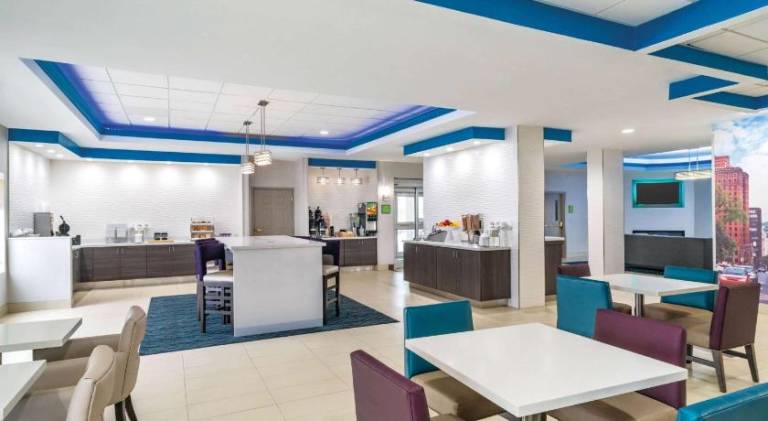 La Quinta Inn & Suites by Wyndham Latham Albany Airport — photo 3