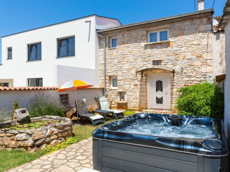 Wonderful vacation home with garden, hot tub & barbeque | Pets are welcome in Pula