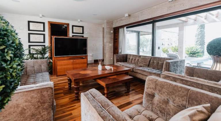 Beautiful rental apartment with pool & hot tub | Dogs allowed — photo 2