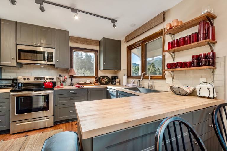 Child-friendly wonderful house with terrace | Pet-friendly in Estes Park, CO
