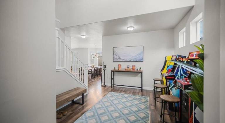 Charming Family Stay w Arcade Theatre Ski Haven Walking trails and river walk in backyard — photo 4