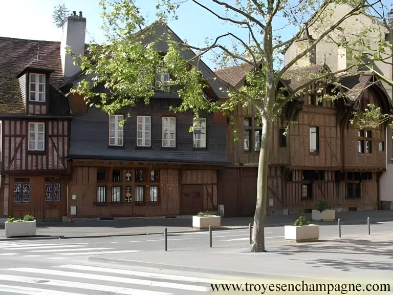 Brit Hotel Privilege Le Royal - Centre Gare in La Chapelle-Saint-Luc