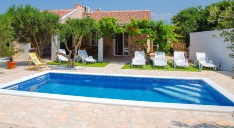 House with pool in Novalja