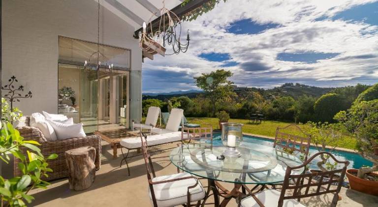 Villa with pool — photo 4