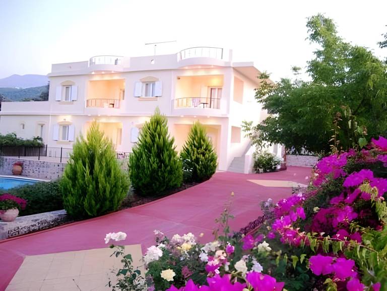 Villa with pool, terrace & yard in Rethymno