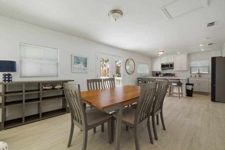 Family-friendly lovely vacation home with private pool, patio & garden | Close to the beach | Pet-friendly — photo 5