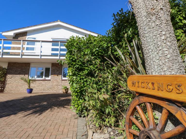 Fully equipped pleasant cottage with yard | Beach view | Pets allowed — photo 2