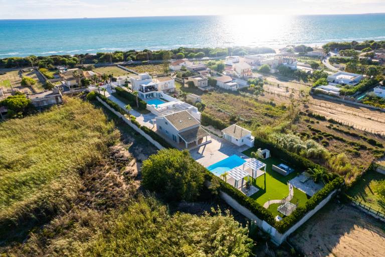 Villa with garden, terrace & jacuzzi | Pool view | Good for workation — photo 3