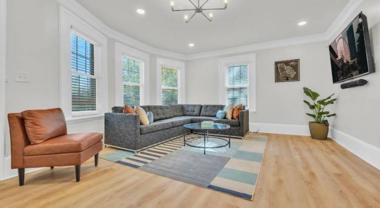 Charming vacation home | Pets allowed in College Park, GA