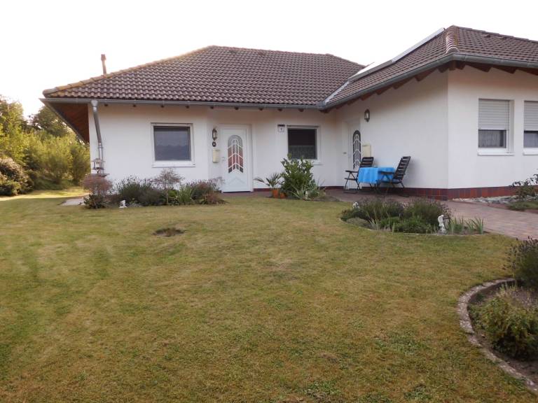 Rental apartment with BBQ, patio & yard | Nature view — photo 2